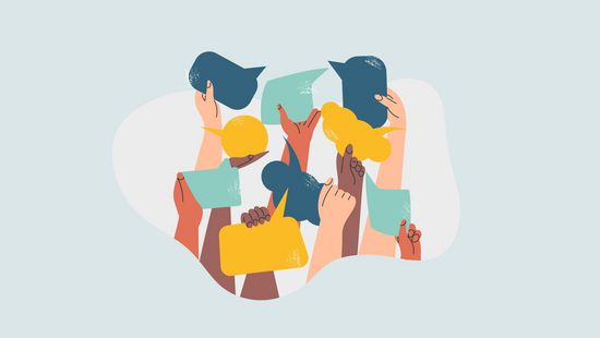 Eine Gruppe von Menschen hebt ihre Hände in die Luft und zeigt Freude oder Zustimmung. 